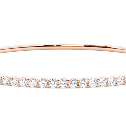 Runde Diamanten Krappen gefasst in einem Armreifen