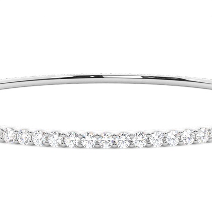 Runde Diamanten Krappen gefasst in einem Armreifen