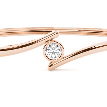 Runde Diamanten Zargen gefasst in einem Armreifen