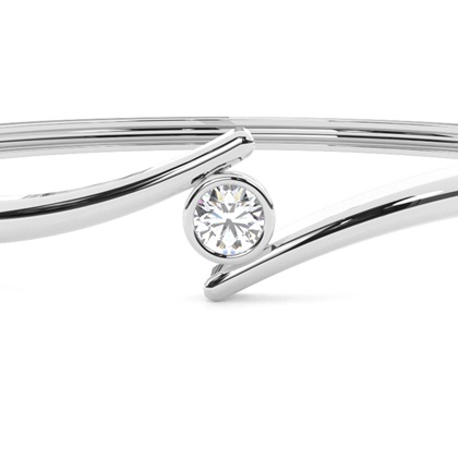 Runde Diamanten Zargen gefasst in einem Armreifen