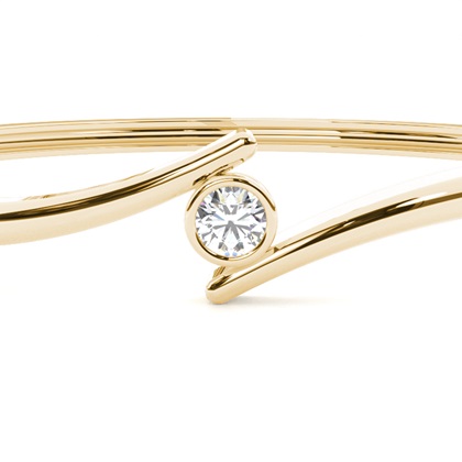 Runde Diamanten Zargen gefasst in einem Armreifen