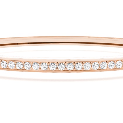 Runde Diamanten Pave gefasst in einem Armreifen