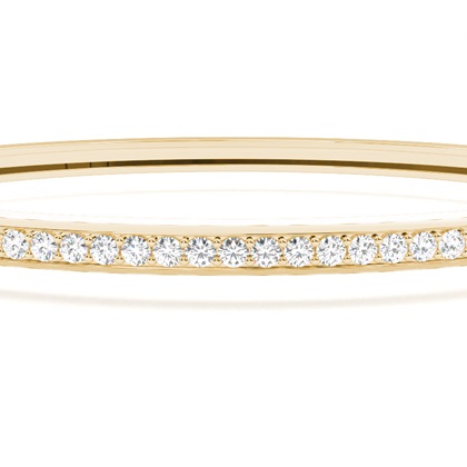 Runde Diamanten Pave gefasst in einem Armreifen