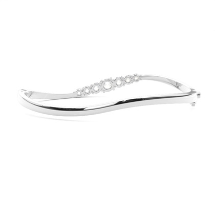 Runde Diamanten Krappen gefasst in einem Armreifen