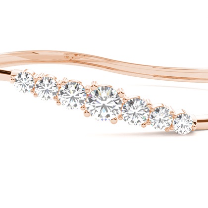 Runde Diamanten Krappen gefasst in einem Armreifen