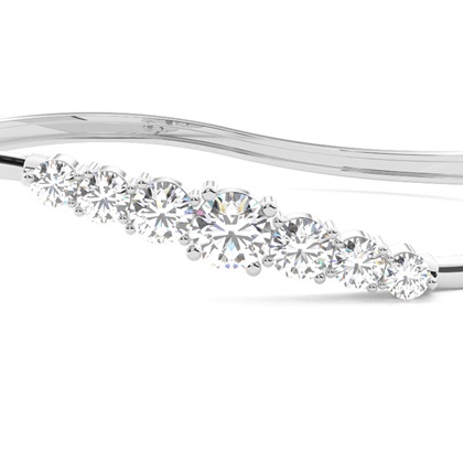 Runde Diamanten Krappen gefasst in einem Armreifen