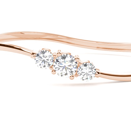 Runde Diamanten Krappen gefasst in einem Armreifen