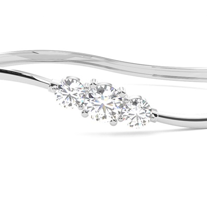 Runde Diamanten Krappen gefasst in einem Armreifen