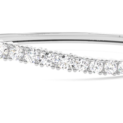 Runde Diamanten Krappen gefasst in einem Armreifen