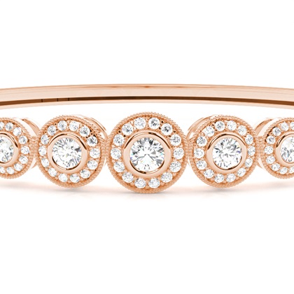 Runde Diamanten Zargen und Pave gefasst in einem Armreifen