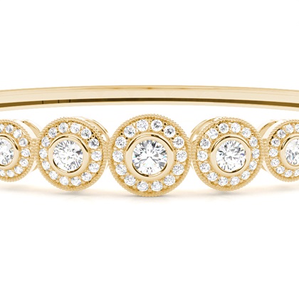 Runde Diamanten Zargen und Pave gefasst in einem Armreifen