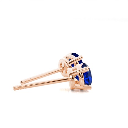 Runder blauer Saphir-Bolzenohrring in einer 4-Stift-Fassung