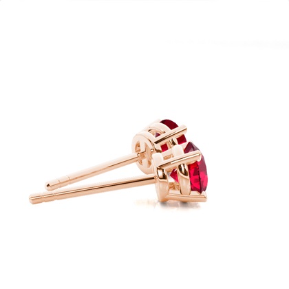 Runder Rubin-Ohrstecker in einer 4-poligen Fassung