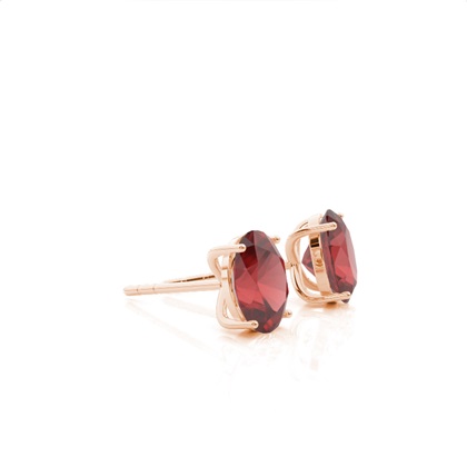 Ovale Granat-Ohrstecker in einer 4er Krappenfassung