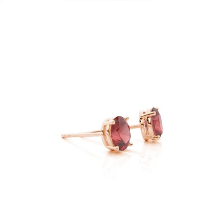 Ovaler Granat-Ohrstecker in einer 4er Krappenfassung