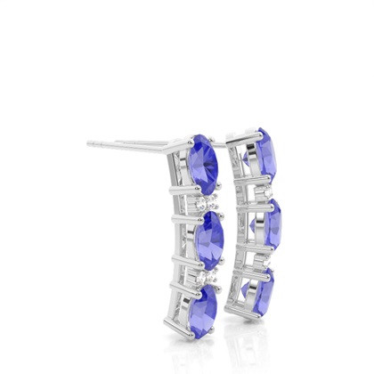 Ovale Tansanit-Ohrringe in einer Krappenfassung