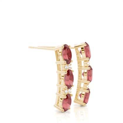 Ovale Granatohrringe in einer Krappenfassung