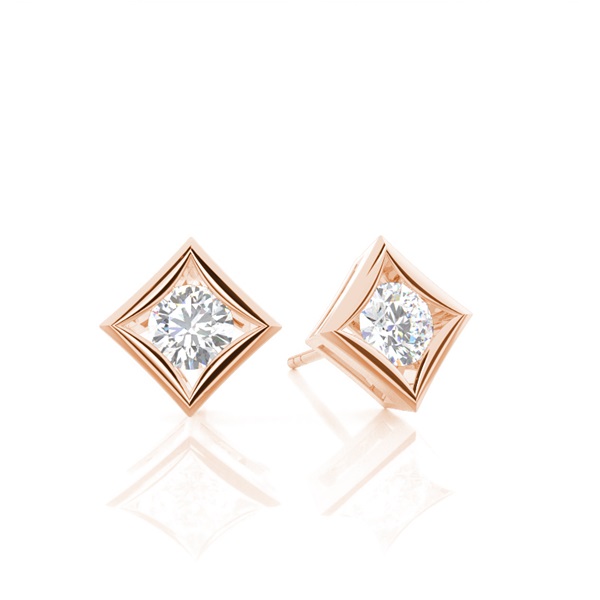Metal accent Round Diamond Studs