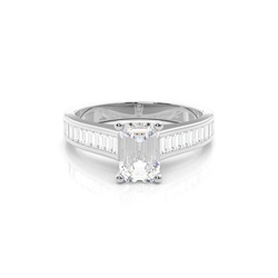 Diamant Verlobungsring in einer Krappenfassung mit großen Schulter Diamanten