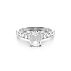 Diamant Verlobungsring in einer Krappenfassung mit medium Schulter Diamanten