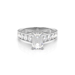 Diamant Verlobungsring in einer Krappenfassung mit großen Schulter Diamanten