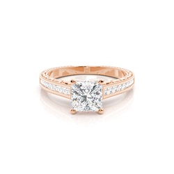 Diamantring in einer Krappenfassung mit medium Schulter Diamanten