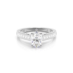 Diamantring in einer Krappenfassung mit medium Schulter Diamanten
