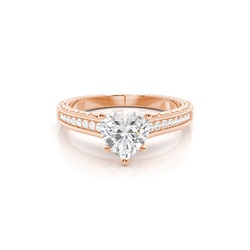 Diamantring in einer Krappenfassung mit medium Schulter Diamanten