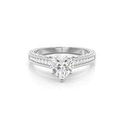 Diamantring in einer Krappenfassung mit medium Schulter Diamanten