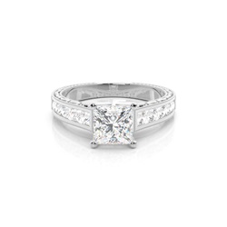 Diamant Verlobungsring in einer Krappenfassung mit großen Schulter Diamanten
