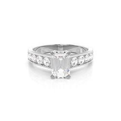 Diamant Verlobungsring in einer Krappenfassung mit großen Schulter Diamanten