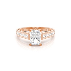 Diamantring in einer Krappenfassung mit medium Schulter Diamanten