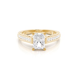 Diamantring in einer Krappenfassung mit medium Schulter Diamanten