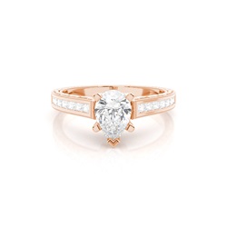 Diamantring in einer Krappenfassung mit medium Schulter Diamanten