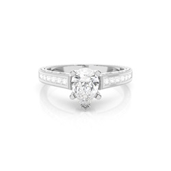 Diamantring in einer Krappenfassung mit medium Schulter Diamanten