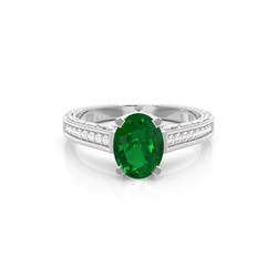 Smaragd Ring In Einer Krappenfassung Mit Medium Schulter Diamanten