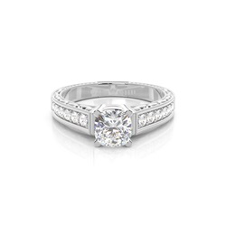 Diamant Verlobungsring in einer Krappenfassung mit großen Schulter Diamanten