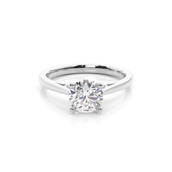 Dünner Diamant Verlobungsring in einer Krappenfassung
