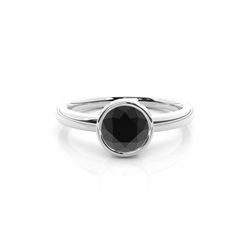 Schwarzer Diamant Verlobungsring dünn in einer Zargenfassung