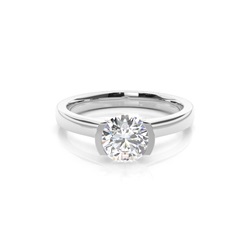 Medium Diamant Ring in einer halben Zargenfassung 
