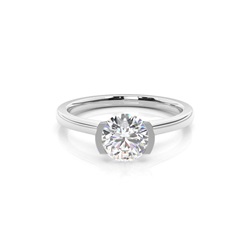 Dünner Diamant Ring in einer halben Zargenfassung 