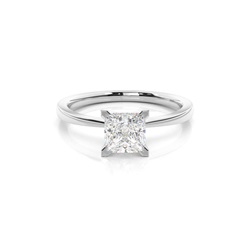 Dünner Diamant Verlobungsring in einer Krappenfassung
