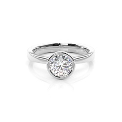Medium Diamant Ring in einer Zargenfassung 