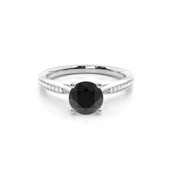 Dünner schwarzer Diamant Verlobungsring mit Seitensteinen in einer 4er-Krappenfassung