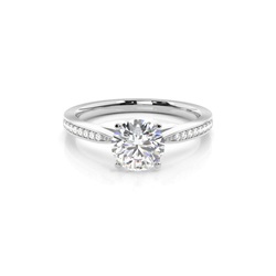 Diamant Verlobungsring in einer Krappenfassung mit dünnen Schulter Diamanten
