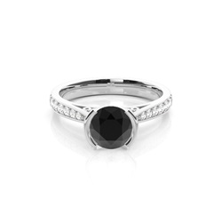 Schwarzer Diamant Verlobungsring medium mit Seitensteinen in einer Halbzargenfassung