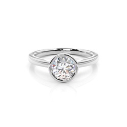 Dünner Diamant Ring in einer Zargenfassung 