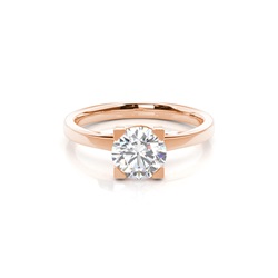 Diamantenring in einer Krappenfassung