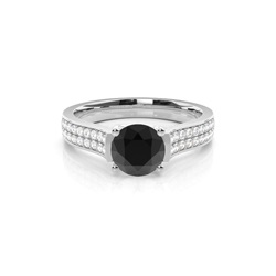 Schwarzer Diamant Verlobungsring mit Seitensteinen in einer 4er-Krappenfassung