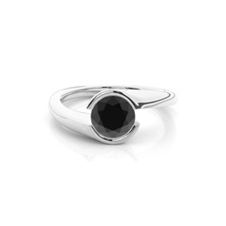 Schwarzer Diamant Verlobungsring in einer Halbzargenfassung